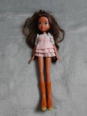 Bratz Sophina Moxie Girlz Fashion Doll Dark Complexion Brown Wavy Hair Outfits